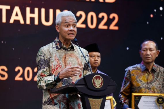 Ganjar Pranowo Kembali Raih Penghargaan, Kali Ini KUR Award 2022 - JPNN.COM