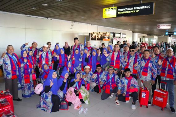 Ketum Relawan Etor Berangkatkan 40 Orang Jemaah untuk Umrah - JPNN.COM