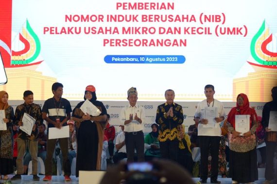 Menteri Bahlil Menyerahkan NIB kepada 650 UMK Perseorangan di Riau, Syamsuar Berharap Begini - JPNN.COM
