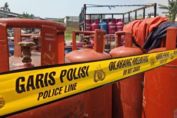 Puluhan Tabung Gas Ditemukan di Lahan Kosong di Kalideres Jakbar - JPNN.COM