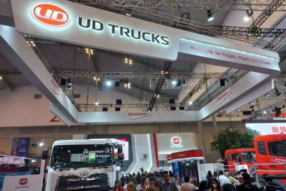 GIIAS 2023: UD Trucks Rayakan 1 Dekade Kehadiran Quester di Indonesia - JPNN.COM