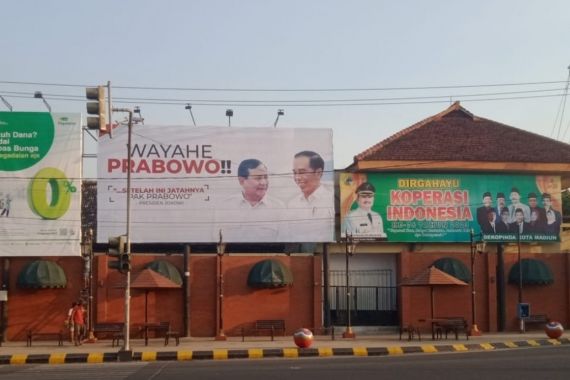 Billboard Wayahe Prabowo Bersama Jokowi Muncul di Madiun - JPNN.COM