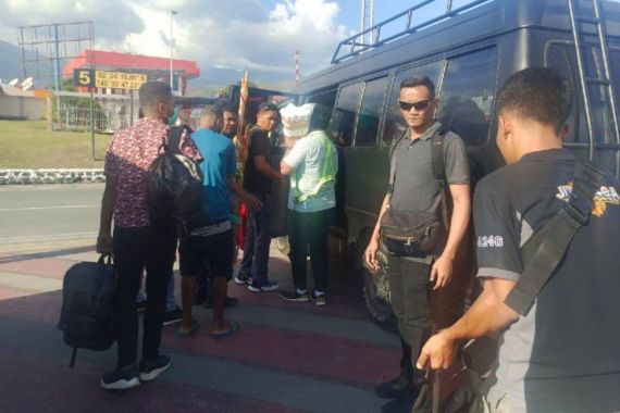 Polisi Bersenjata Kawal Ketat Pemindahan Penahanan Tersangka Penembak Brimob - JPNN.COM