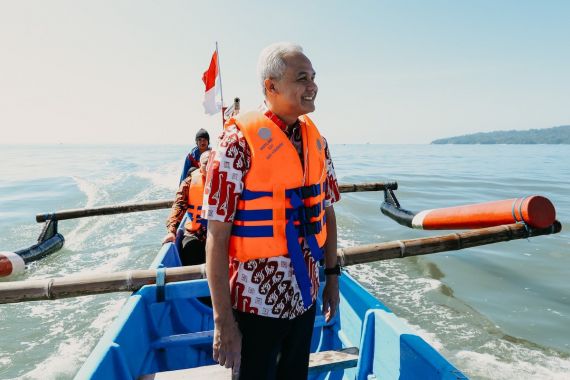 Ganjar Pranowo Meluncurkan Perahu Listrik di Cilacap, Bantu Nelayan Menghemat Pengeluaran - JPNN.COM