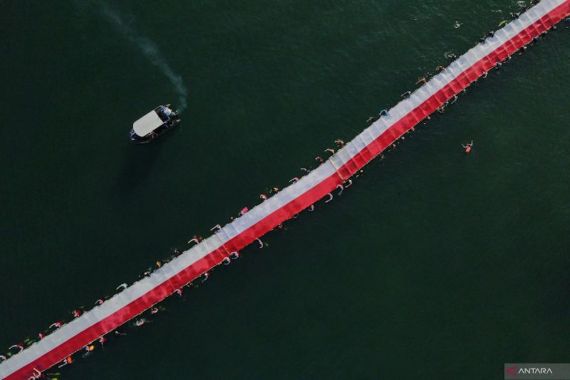 Seratusan Perenang Membentangkan Bendera Merah Putih Sepanjang 78 Meter di Perairan Makassar - JPNN.COM