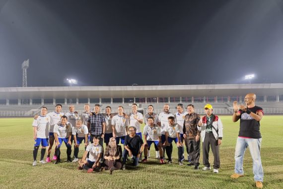 IKA FH Unpad dan ILUNI FHUI Beri Contoh Persatuan Indonesia Lewat Friendly Match Sepak Bola - JPNN.COM