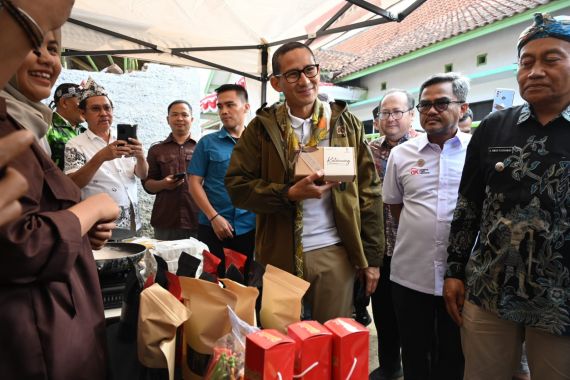 Sandiaga Uno Berikan Bantuan DPUP Bagi 5 Desa Wisata di Jawa Barat - JPNN.COM