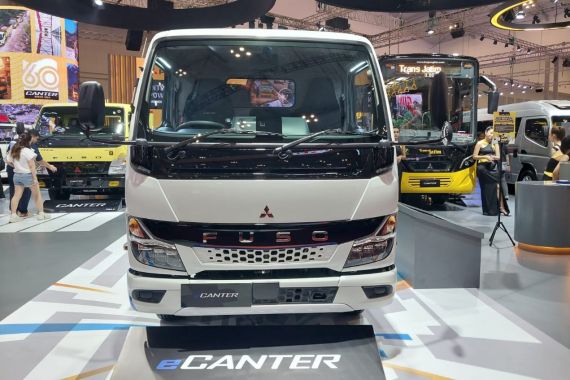 Peluncuran Truk Listrik Fuso eCanter di Indonesia Masih Sesuai Rencana - JPNN.COM