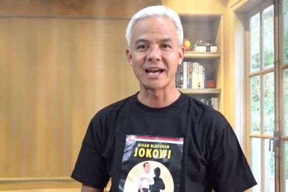 Ganjar Pakai Baju Bergambar Jokowi Ketika Komentari Koalisi Parpol Pendukung Prabowo - JPNN.COM