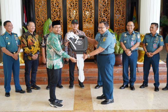 Perkuat Sinergisitas dengan TNI AL, Pemkab Sidoarjo Hibahkan 11 Unit Kendaraan Operasional - JPNN.COM