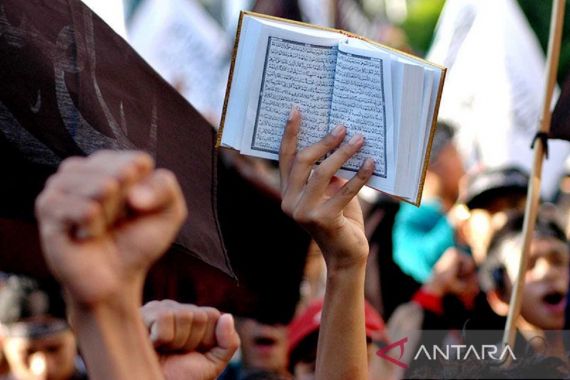 Dikawal Polisi, Patriot Denmark Bakar Al-Qur'an di Depan Kedubes Turki - JPNN.COM