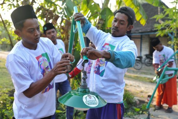 Kiai Muda Jatim Pendukung Ganjar Bantu Penerangan Jalan di Bojonegoro - JPNN.COM