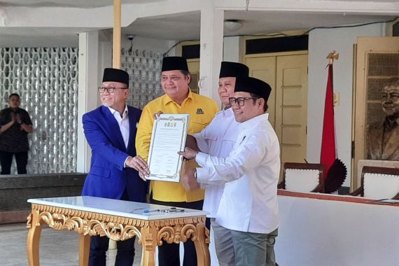 Lihat Ekspresi Zulhas dan Airlangga saat Deklarasikan Dukungan kepada Prabowo - JPNN.COM