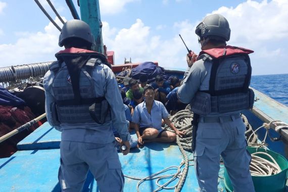 Bakamla RI Tangkap Kapal Berbendera Vietnam Mencuri Ikan di Laut Natuna Utara - JPNN.COM