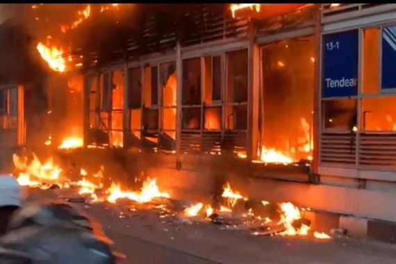 Halte TransJakarta Tendean Terbakar, Api dari Luar Bangunan - JPNN.COM