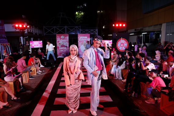 Gabungan Seniman Indonesia Gelar Street Fashion Show dengan Tema Barbie - JPNN.COM
