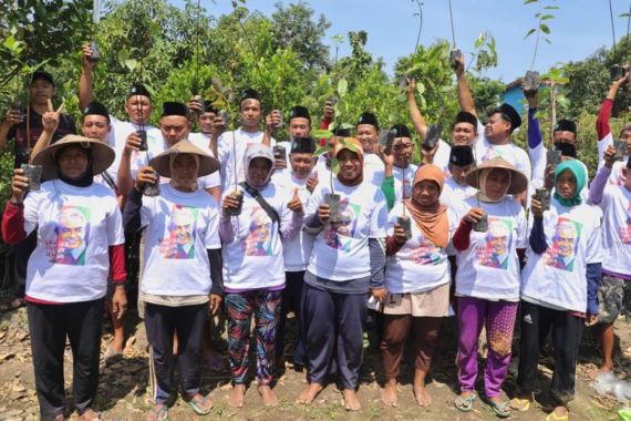 Kiai Muda Pendukung Ganjar Memperkuat Sektor Pertanian, Beri Edukasi Pembibitan Tanaman Buah - JPNN.COM