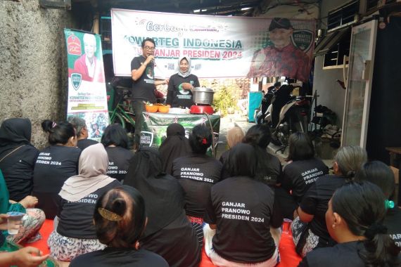 Kowarteg Ganjar Adakan Pelatihan Membuat Kue Mata Roda Bareng Warga di Jaksel - JPNN.COM