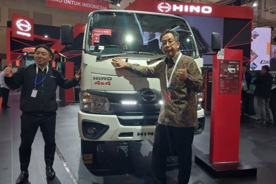 Hino Meluncurkan Bus 4X4 dan Truk Antirem Blong - JPNN.COM