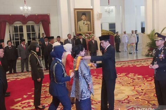 Lihat Ekspresi Jokowi saat Anugerahi Tanda Kehormatan kepada Istrinya Iriana - JPNN.COM
