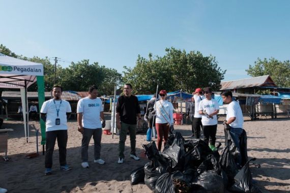 Bersama Masyarakat, Pegadaian Kumpulkan 708 Kg Sampah di Pantai Tanjung Bayang - JPNN.COM