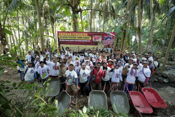 Sukarelawan Nelayan Balad Ganjar Perbaiki Akses Jalan Warga Cipatujah Tasikmalaya - JPNN.COM