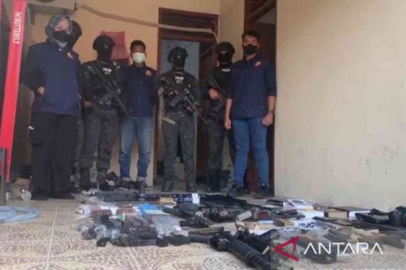 Geledah Rumah Terduga Teroris Bekasi, Densus 88 Temukan Senjata Api dalam Lemari - JPNN.COM