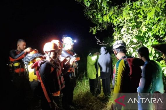 Penyelamatan 4 Anak Muda Terjebak di Sungai Berlangsung Dramatis - JPNN.COM