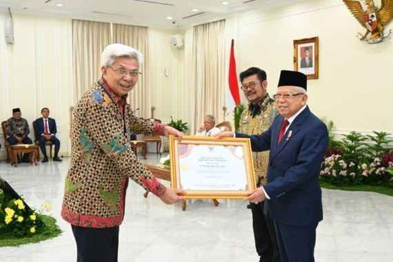 Herman Deru Raih Penghargaan Adhikarya Naraya Pembangunan Pertanian dari Presiden Jokowi - JPNN.COM