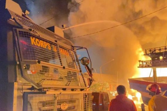 52 Kapal Terbakar di Pelabuhan Jongor Kota Tegal - JPNN.COM