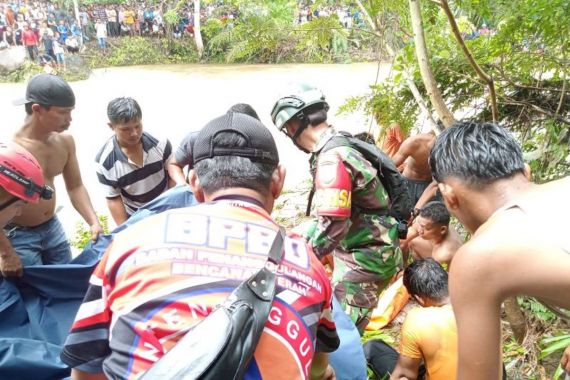 Mobil Terperosok ke Sungai di Agam, 2 Orang Meninggal Dunia - JPNN.COM