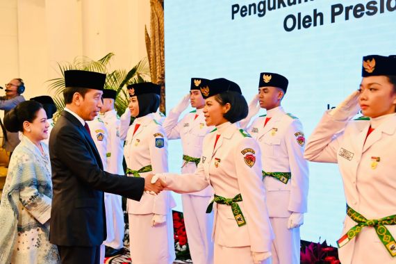 Presiden Jokowi Kukuhkan 76 Anggota Paskibraka 2023, Inilah Nama-namanya - JPNN.COM