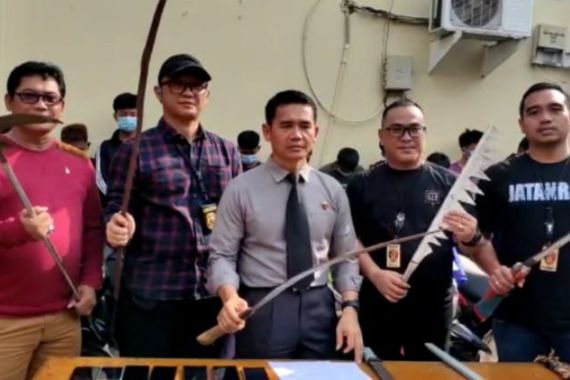 Terlibat Tawuran, Puluhan Remaja Ditangkap Polisi, Sejumlah Senjata Tajam Diamankan - JPNN.COM