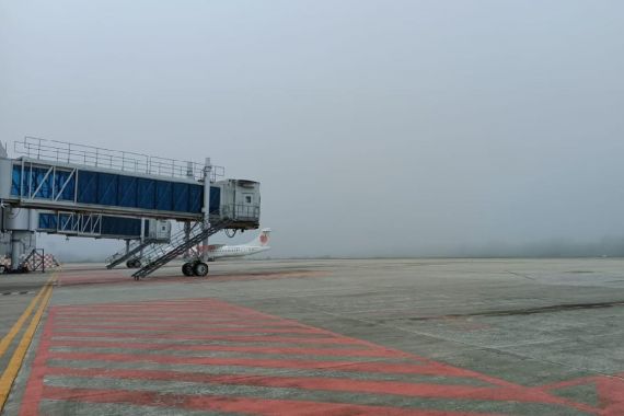 Kabut Tebal Mengganggu Penerbangan di Bandara SSK II Pekanbaru - JPNN.COM