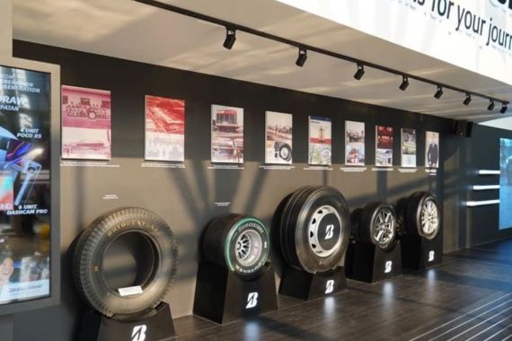 Hadir di GIIAS 2023, Bridgestone Pamer Ban Bersejarah yang Diproduksi di Bekasi - JPNN.COM