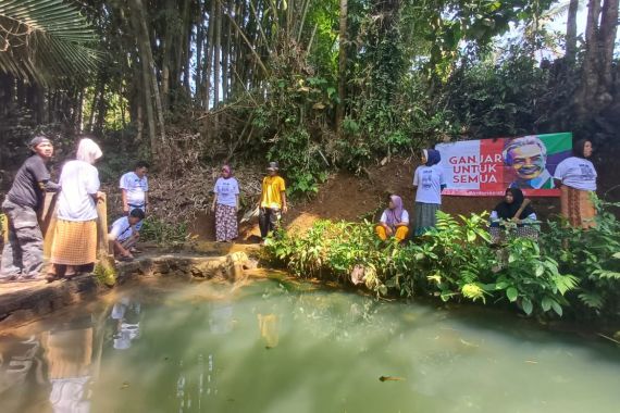 Gardu Ganjar Merenovasi Sumber Air dan Pemandian Warga di Pandeglang - JPNN.COM