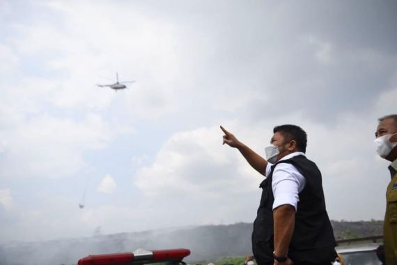 Herman Deru Kerahkan 2 Helikopter Water Bombing untuk Pemadaman di TPA Sukawinatan - JPNN.COM