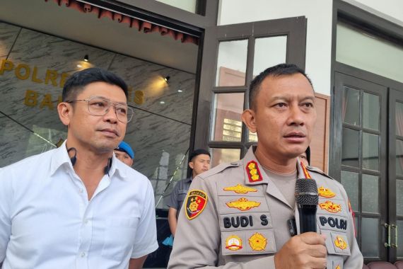 Polisi Mendobrak Pintu Rumah Warga Dago Elos Bandung, Kombes Budi Sartono Berkata Begini - JPNN.COM