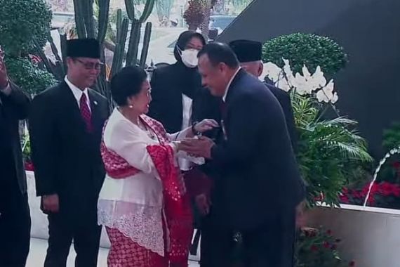 Momen Firli Mendekat kepada Megawati, Lalu Terjadi Momen Perbaikan Posisi Dasi - JPNN.COM