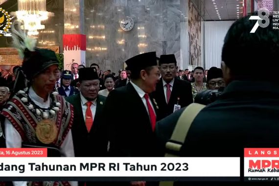 Baru Sadar Dirinya Disebut Pak Lurah, Jokowi Tak Terima - JPNN.COM