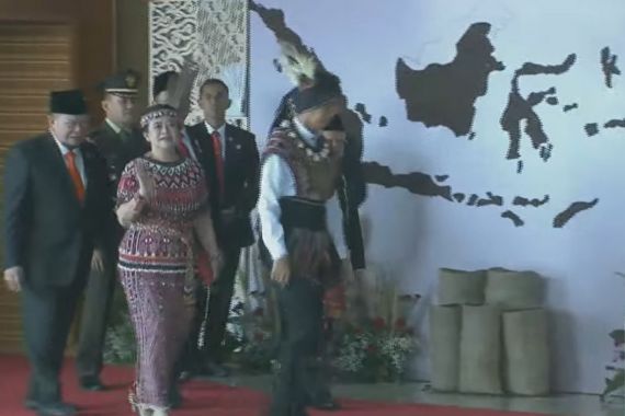 Jokowi Kenakan Pakaian Adat Tanimbar di Sidang Tahunan MPR, Lihat - JPNN.COM