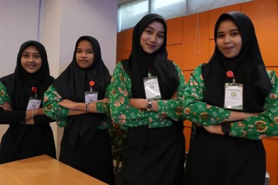 Lihatlah 4 Siswi SMK Penjahit Baju Presiden & Ibu Iriana, Cakap Juga ya - JPNN.COM