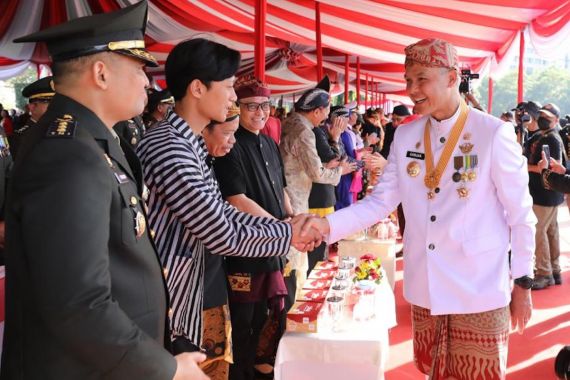 Ganjar Pranowo Pakai Baju Adat Jawa Barat di Upacara HUT ke-78 RI - JPNN.COM