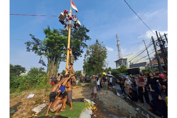 Melihat Keseruan Anak-Anak Lomba Panjat Pinang di Bekasi - JPNN.COM