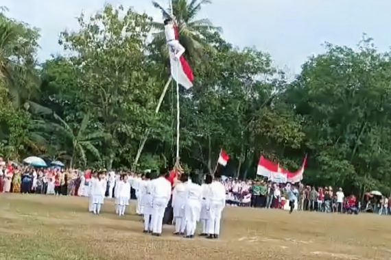 Insiden saat Upacara HUT ke-78 RI, Nehru Terjatuh Saat Panjat Tiang Bendera - JPNN.COM