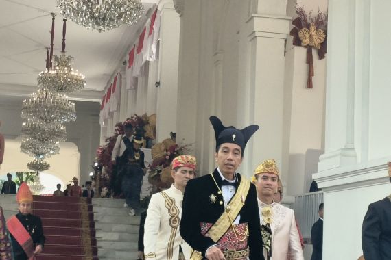 Di HUT Kemerdekaan, Jokowi Pakai Baju Adat yang Dipakai Raja dari Tempat Kelahirannya, Gagah - JPNN.COM