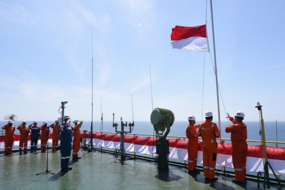 PIS Gelar Upacara HUT RI di Kapal Abherka dan Kibarkan Bendera di Bawah Laut - JPNN.COM