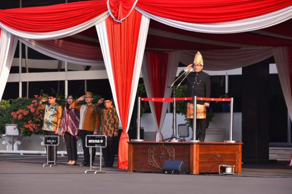 Ini Amanat Sekjen DPR Indra Iskandar Saat Memimpin Upacara HUT ke-78 Kemerdekaan RI - JPNN.COM