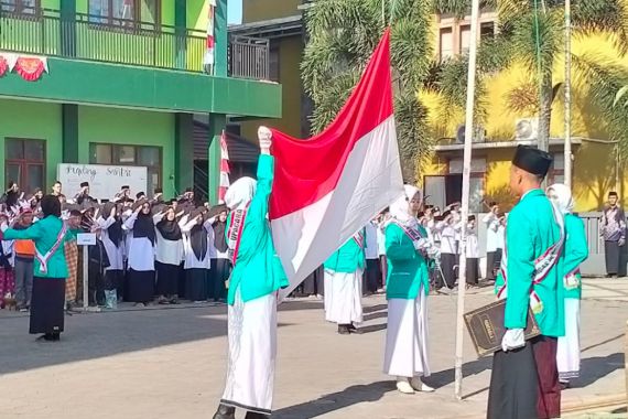 HUT ke-78 RI, Ponpes Sa'adatuddaroin Gelar Upacara dengan Kekhasan & Keunikan Pesantren - JPNN.COM