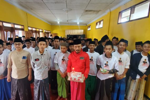 Rayakan Kemerdekaan RI, Gus-Gus Nusantara Ganjar Potong Kue & Doa Bersama di Tulungagung - JPNN.COM